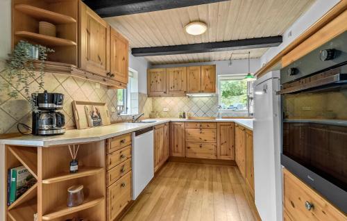 Cuina, 2 Bedroom Pet Friendly Home In Glesborg in Glesborg