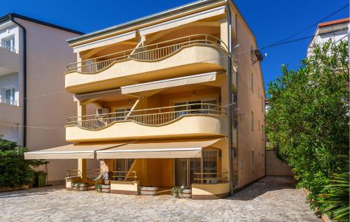 1 Bedroom Cozy Apartment In Dramalj