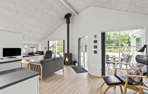 3 Bedroom Cozy Home In Tarm in Hemmet