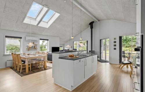 Kitchen, 3 Bedroom Cozy Home In Tarm in Hemmet