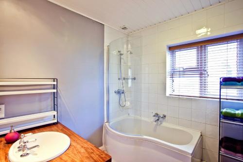 Holiday Home York - Tap to explore photos