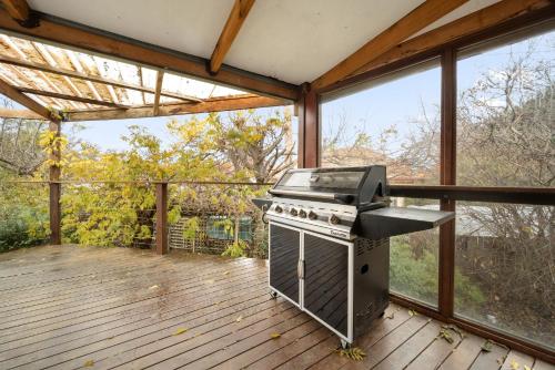 3-Bed Family Haven with Garden & BBQ Area photo 1