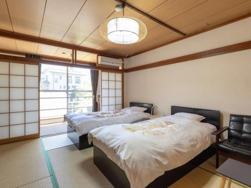2 twin beds, 1 futon bed