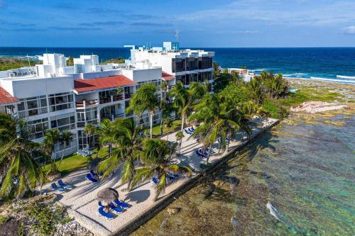 Caribbean sea front 2 BR 2 BA - Ground Floor- Large Pool -Seaweed-Free Beach in Akumal, Mexico