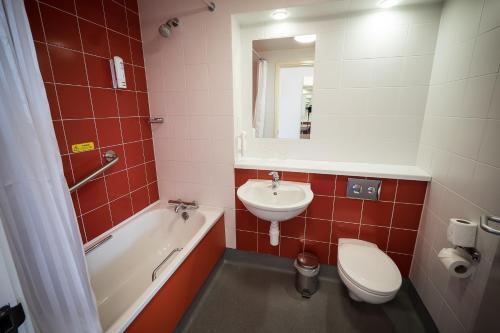 Bathroom, Travelodge Limerick Castletroy in Limerick