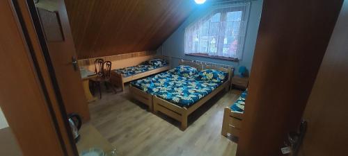 1 double bed, 2 twin beds