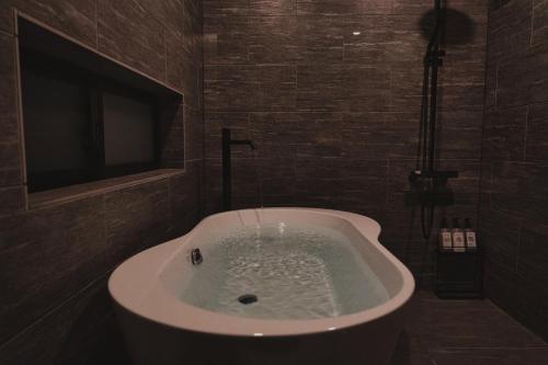 오키나와 본섬 RYUKYU BREEZE 1棟貸し 天然ビーチまで徒歩30秒 プライベートプール付きVilla 北部 (RYUKYU BREEZE 1棟貸し 天然ビーチまで徒歩30秒 プライベートプール付きVilla 北部) 4성급 게스트하우스 레스토랑