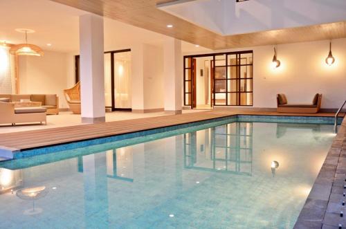 Kamala Plantation View Villa 10 Bedrooms With a Private Heated Infinity Pool and a Billiard Table – khách sạn tại Dago Atas
