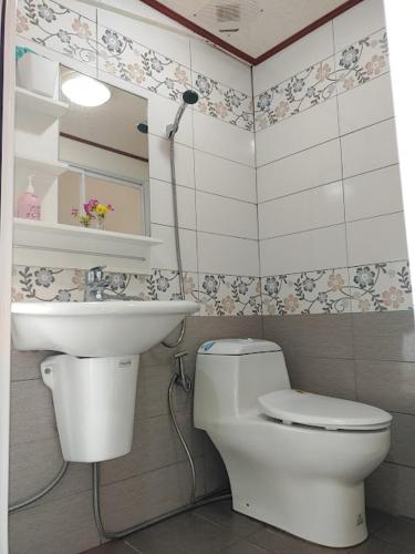 Double Room with Sea View image 6