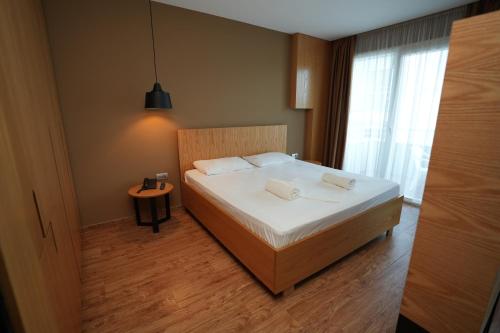 1 king bed, 1 sofa bed