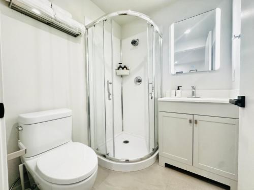 Modern New Private Bathroom Suite, 8mins to UBC& 15mins to Downtown in Vancouver, Canada