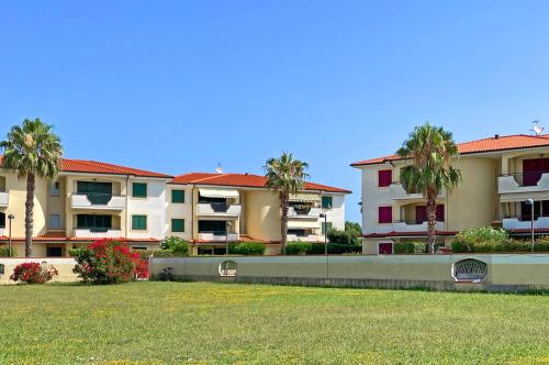 Ambra by Ermosa - con giardino e sdraio - a 300 m dal mare