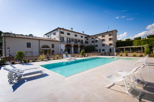 VerdeOlivo 1876 - Apartments & Pool in Mezzane Di Sotto