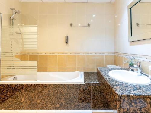 LUXFolio Retreats - Spacious and Luxurious Suite - image 5