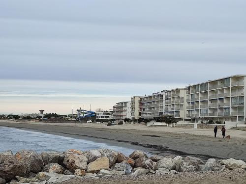T1 dans immeuble sur plage near Grau-Du-Roi Train Station