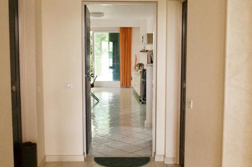 Ambra by Ermosa - con giardino e sdraio - a 300 m dal mare