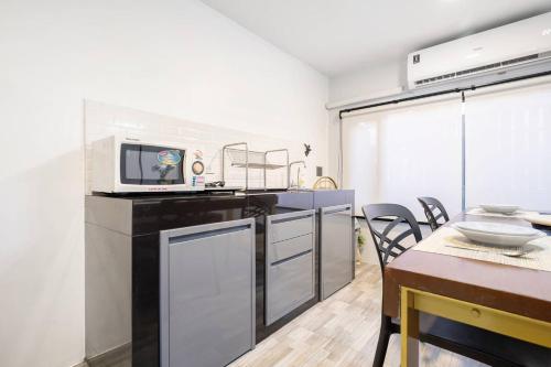 ห้องครัว, วิลลา 4 ห้องนอน 4 ห้องน้ำส่วนตัว ขนาด 100 ตร.ม. – จตุจักร (Spacious 4BR Family | Chatuchak Market | 12 sleeps) in กรุงเทพ