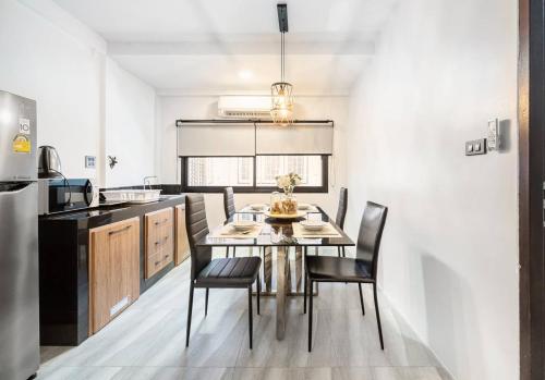 บริการและสิ่งอำนวยความสะดวก, วิลลา 4 ห้องนอน 4 ห้องน้ำส่วนตัว ขนาด 100 ตร.ม. – จตุจักร (Spacious 4BR Family | Chatuchak Market | 12 sleeps) in กรุงเทพ