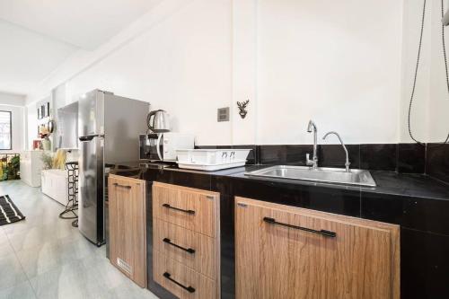 ห้องครัว, วิลลา 4 ห้องนอน 4 ห้องน้ำส่วนตัว ขนาด 100 ตร.ม. – จตุจักร (Spacious 4BR Family | Chatuchak Market | 12 sleeps) in กรุงเทพ