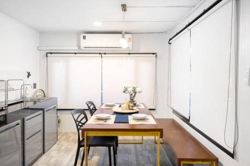 บริการและสิ่งอำนวยความสะดวก, วิลลา 4 ห้องนอน 4 ห้องน้ำส่วนตัว ขนาด 100 ตร.ม. – จตุจักร (Spacious 4BR Family | Chatuchak Market | 12 sleeps) in กรุงเทพ