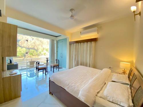 Lake 1 Estate, Morni