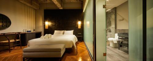 515 VICTORY Hotel Room Type - Superior Queen Room
