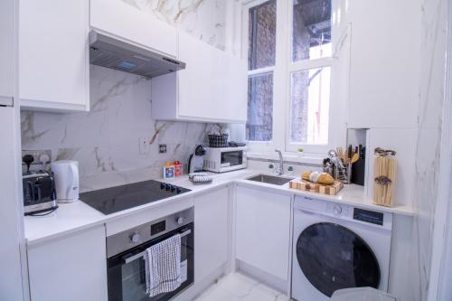 1-Bedroom Flat in London's Top Shopping District 6GC - image 14