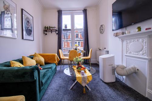 1-Bedroom Flat in London's Top Shopping District 6GC - image 2
