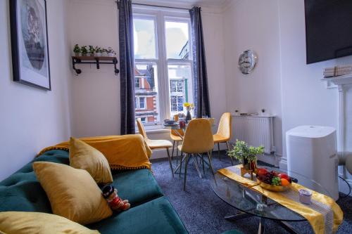 1-Bedroom Flat in London's Top Shopping District 6GC - main image
