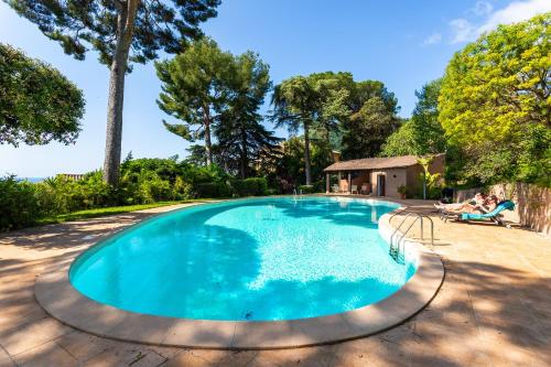 Swimming pool, VILLA LA PETITE RESERVE VI4416 By Riviera Holiday in La Trinite