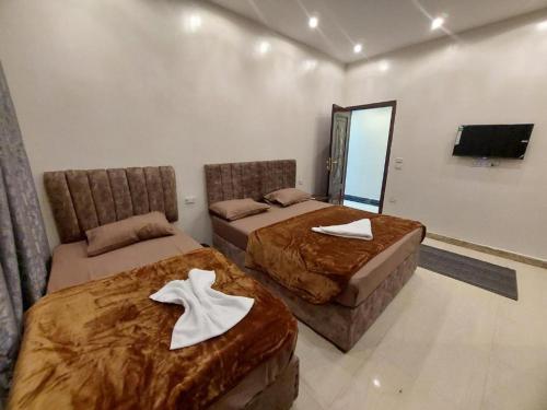 2 twin beds