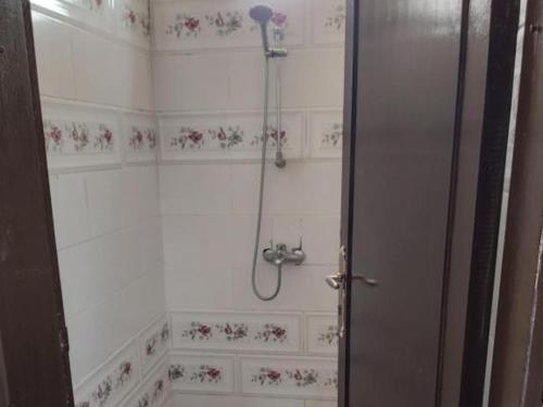Standard Twin Room with Shared Bathroom image 10