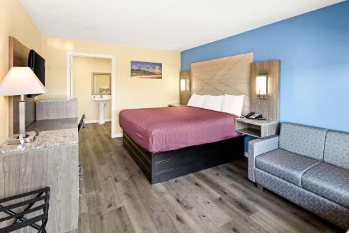 King Room with Roll-In Shower - Disability Access/Non Smoking