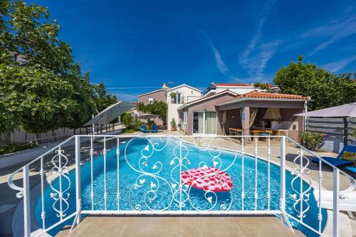 Five bedroom villa Emily with pool in Medulin 