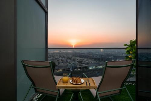 Amazing 64th floor Infinity Pool With Burj Khalifa Views 2BR apartment in Paramount Hotel Midtown, Dubái (foto 2)