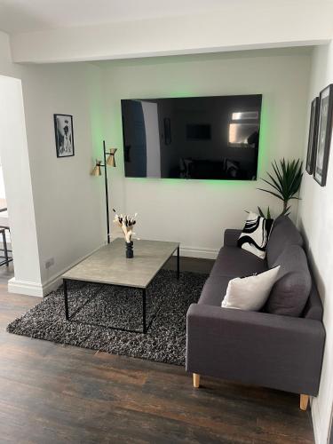Lovely 2 Bed Full House By The Beach, Liverpool (photo 2)