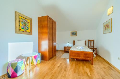 Villa Roglic with pool in Dalmatian Hinterland - image 11