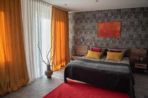 1 king bed, 2 twin beds, 1 sofa bed