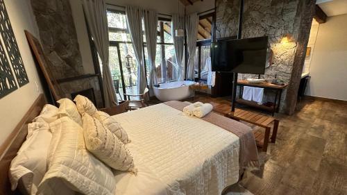 1 queen bed, 1 sofa bed