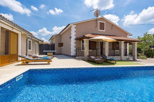 Family retreat House Begonija with pool and BBQ – khách sạn tại Kanfanar