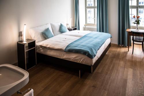 room detail thumbnail 1
