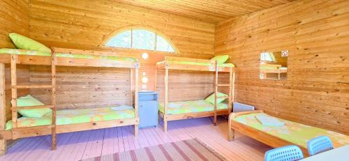 3 twin beds, 2 bunk beds