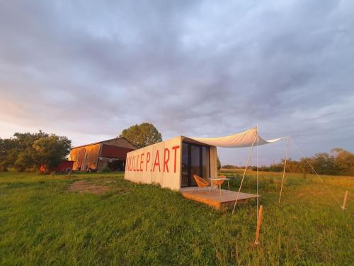 Exterior view, Un loft original au milieu des vignes in Bellefond