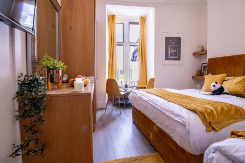 Luxurious Apartments on Oxford Street - image 11