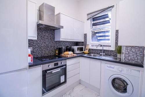 Luxurious Apartments on Oxford Street - image 9