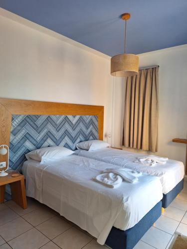 2 twin beds, 1 sofa bed