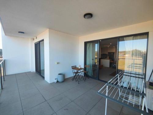 Lakeside apartment, walking distance to foreshore