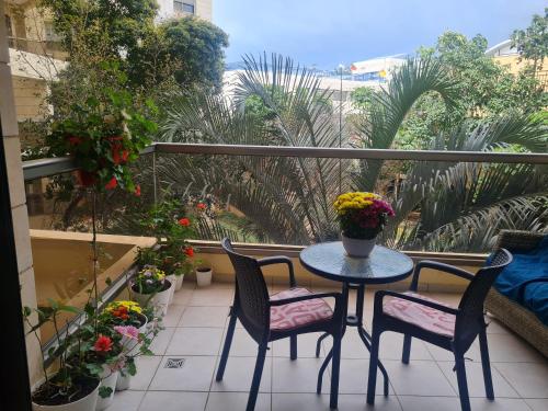 Balcony/terrace, Quiet & Comfortable Apartment in Raanana with Swimming pool up to 4- guest in Raanana