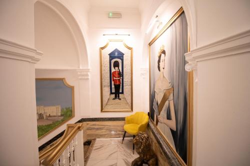 Luxurious 1-Bedroom Penthouse on Oxford Street 11G - image 14