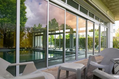 Swimming pool, Nemea Appart'hotel Toulouse Saint-Martin in Toulousse-Blagnac Airport